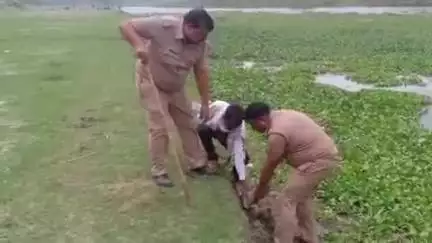 जयसिंहपुर: आबकारी विभाग की टीम ने जयसिंहपुर क्षेत्र में दबिश के दौरान 56 लीटर अवैध कच्ची शराब बरामद की, क्षेत्र में मचा हड़कंप
