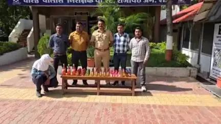अमरावती: राजापेठ पुलाजवळ अवैध दारू विक्री करणाऱ्या इसमाला अटक; १२ हजार रुपयांचा मुद्देमाल जप्त, राजापेठ पोलिसांची कारवाई
