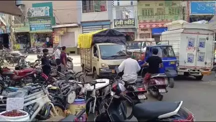 बांसवाड़ा: शहर के पुराना बस स्टैंड स्थित गर्ल्स कॉलेज रोड पर व्यापारियों द्वारा अतिक्रमण करने के कारण, ट्रैफिक जाम#jansamasya