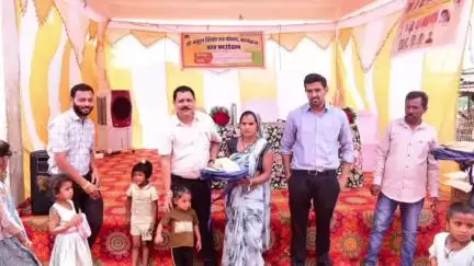 हरदा: हरदा कलेक्टर ने ग्रामीण बच्चों से मुलाकात कर शिक्षा के लिए किताबें और बैग वितरित किए