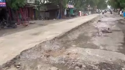 खातेगांव: #janasamshya खातेगांव में रोड 
का निर्माण कार्य एक महिने बीत जाने के बाद भी पूरा नहीं हो सका लोग परेशान