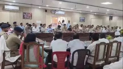 अमरोहा: अमरोहा के डीएम ने बकरीद को लेकर मुस्लिम समाज और अधिकारियों के साथ की बैठक, दिए निर्देश