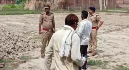 लालगंज: लालगंज सीओ ने बकरीद त्यौहार के मद्देनज़र बरदह क्षेत्र में संवेदनशील स्थलों का किया औचक निरीक्षण, दिए दिशा-निर्देश