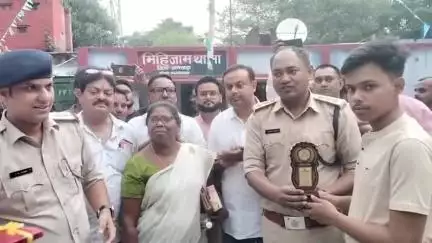 जामताड़ा: मिहिजाम में इंटरमीडिएट के राज्य स्तर पर टॉपर छात्रों को पुलिस प्रशासन ने मोमेंटो देकर किया सम्मानित