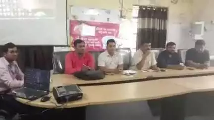 महेशपुर: महेशपुर सामुदायिक स्वास्थ्य केंद्र में मासिक समीक्षा बैठक, सीएचसी प्रभारी ने स्वास्थ्य कर्मियों को दिए कई निर्देश