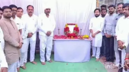 जळकोट: जिल्हा मध्यवर्ती सहकारी बँकेचे चेअरमन धीरज देशमुख यांनी तिरुका येथील पांडे परिवाराची घेतली सांत्वन पर भेट