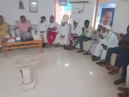 जसपुर: विधायक आदेश चौहान ने ग्राम निवार मंडी स्थित आवास पर जनता की समस्याएं सुनी