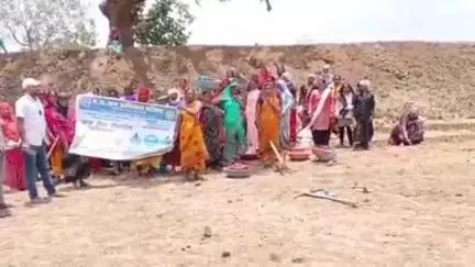 बरघाट: बरघाट के ग्राम इंदौरी में जल गंगा संवर्धन अभियान के तहत ग्रामीणों को जागरूकता का संदेश दिया गया