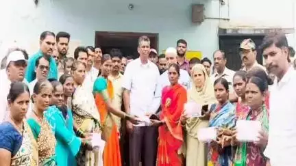 ಹುಕ್ಕೇರಿ: ದಡ್ಡಿ ಗ್ರಾಮದಲ್ಲಿ ನರೇಗಾ ಕಾರ್ಮಿಕರಿಗೆ ಪ್ರಥಮ ಚಿಕಿತ್ಸಾ ಕಿಟ್ ವಿತರಿಸಿದ ಸಚಿವ ಸತೀಶ್‌ ಜಾರಕಿಹೊಳಿ