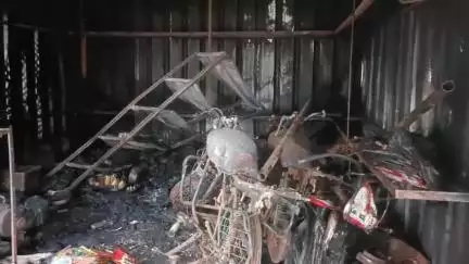 विजयराघवगढ़: संकटमोचन तिराहे पर ऑटो पार्ट्स की दुकान में आग, सामान जला, पीड़ित ने विवाद करने वाले युवकों पर आरोप लगाया