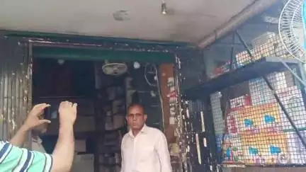 नजीबाबाद: रॉयल इलेक्ट्रॉनिक्स जगन्नाथ चौराहा पर किराएदार ने दुकान मालिक पर चोरी के गंभीर आरोप लगाए