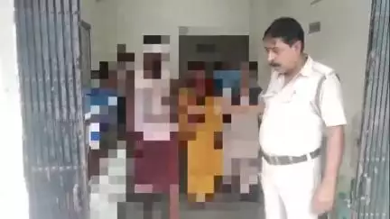 আউশগ্রাম ১: পরকীয়া সম্পর্কের জের, স্বামীকে আত্মহত্যার প্ররোচনা দেওয়ার অভিযোগে গ্রেপ্তার স্ত্রী ও প্রতিবেশী যুবক