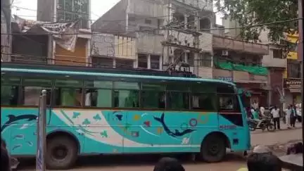 बक्सर: बक्सर के पीपी रोड पर बिजली के तारों से टकराई बारातियों से भरी बस, मची अफरा-तफरी