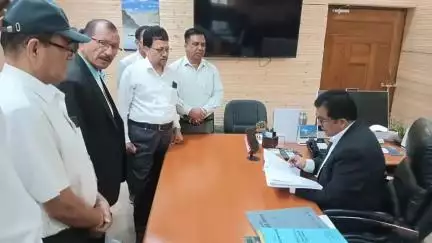 पिथौरागढ़: जनपद के विभिन्न क्षेत्रों से आए नागरिकों ने समस्या के समाधान को लेकर कलेक्ट्रेट में जिला अधिकारी से की मुलाकात