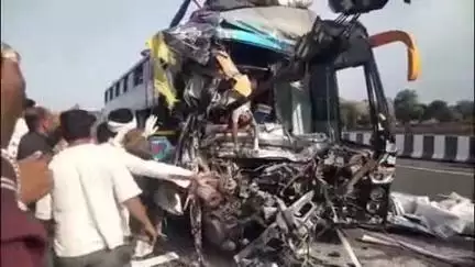 बुलढाणा: मुक्ताईनगरजवळ झालेल्या लक्झरी बस व ट्रकच्या अपघातात जिल्ह्यातील १० जण जखमी