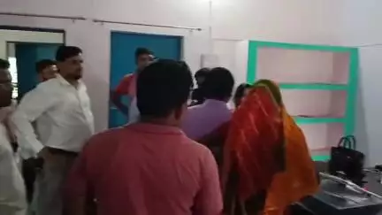 नौतन: मजदूरी मांगने आई महादलित महिलाओ ने मनरेगा कार्यालय नौतन मे किया हंगामा,वन पोषकों के साथ की मारपीट #jansamasya