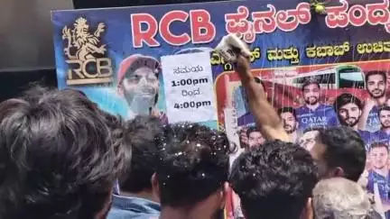 ಧಾರವಾಡ: ಐಪಿಎಲ್ ಫೈನಲ್ ಪಂದ್ಯದಲ್ಲಿ ಆರ್ ಸಿ ಬಿ ತಂಡ ಜಯಭೇರಿ: ನಗರದ ಲೈನ್ ಬಜಾರ್ ನಲ್ಲಿ ವಿಜಯೋತ್ಸವ