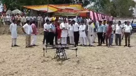 दमोह: वैज्ञानिक कृषि से जोड़ने के लिए सांसद राहुल सिंह ने बम्होरी में ड्रोन उड़ाया, कृषि संकल्प अभियान में हुए शामिल