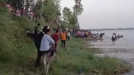 बैरिया: बैरिया थाना क्षेत्र के सरेया मन में नाव पलटने से युवक डूबा, SDRF टीम कर रही है खोजबीन