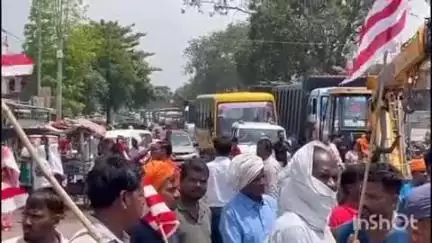 बालूमाथ: झारखंड बंद का बालूमाथ में दिखा मिला-जुला असर, आदिवासी संगठनों ने सड़क जाम कर दिया धरना, सौंपा ज्ञापन