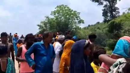 इचाक: बभनी में अवैध गिट्टी से लदे ट्रैक्टर के पलटने से दो घायल, ग्रामीणों में आक्रोश
