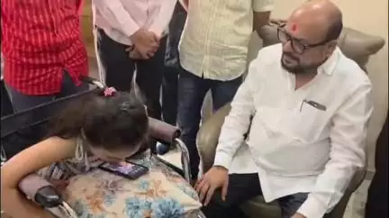 भुसावळ: भुसावळच्या दिव्यांग राशी पाटीलने हात नसतानाही जिभेने वाजवला पियानो; चित्रांनी वेधले लक्ष, पालकमंत्र्यांकडून कौतूक