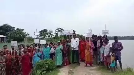 তুফানগঞ্জ ২: পূর্ব ফলি মারি এলাকায় সংকোশ নদীতে বাঁধের দাবিতে প্লাকাড হাতে বিক্ষোভ বাসিন্দাদের #jansamsaya