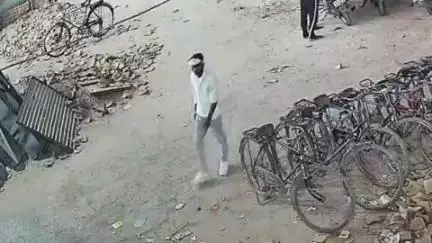 फिरोज़ाबाद: ढोलपुरा रोड स्थित एक ग्लास फैक्ट्री में मजदूर की बाइक चोरी, CCTV वीडियो आया सामने