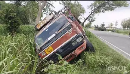लक्सर: रायसी मार्ग पर गोवंश बचाने के दौरान सड़क किनारे पलटा ट्रक, हादसे में राहगीर बाल-बाल बचे