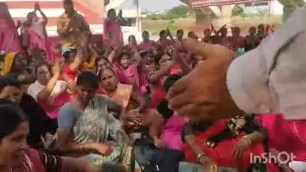 वाराणसी में आंगनबाड़ी कार्यकत्रियों ने शास्त्री घाट पर किया विरोध प्रदर्शन