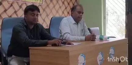 मसलिया: अंचल सभागार में अंचलाधिकारी ने ग्राम प्रधान और नायकी के साथ की बैठक