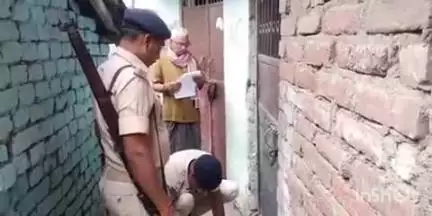 फतुहा: फतुहा पुलिस ने मकसूदपुर गांव में एक फरार आरोपी के घर पर इश्तेहार चिपकाए
