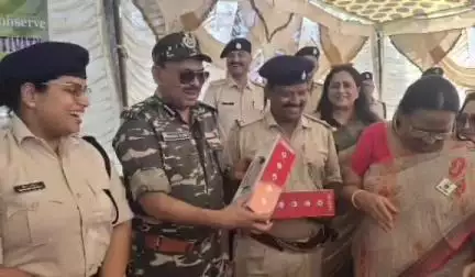 मेदिनीनगर (डालटनगंज): लायंस फेमिना ने ट्रैफिक पुलिसकर्मियों को चश्मा और थरमस किट वितरित किए, डीआईजी व एसपी रहे मौजूद