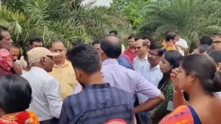 নিতুড়িয়া: জল প্রকল্পের কাজ পরিদর্শন করতে গিয়ে নিতুড়িয়া ব্লকে গ্রামবাসীদের ক্ষোভের মুখে পড়লেন কেন্দ্রীয় দলের সদস্যরা #jansamasya