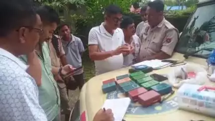 বিহপুৰীয়া: বান্দৰদেৱাত JCB ত কঢ়িয়াই অনা ১৪ টা চাবোনৰ বাকচ ভৰ্তি ড্ৰাগছৰ সৈতে কৈল‍্যাশ মালা নামৰ এজন আটক আৰক্ষীৰ