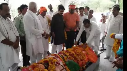 राजगढ़: भाजपा के पूर्व जिला महामंत्री के निधन पर राज्यमंत्री ने दी श्रद्धांजलि, परिजनों से की मुलाकात