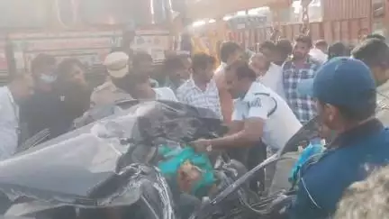 చౌటుప్పల్: చౌటుప్పల్‌లో కారును ఢీకొట్టిన లారీ, ఒకరు మృతి