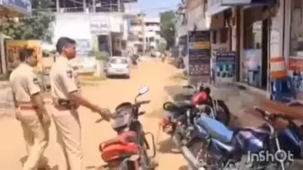 అశ్వారావుపేట: పట్టణంలో రోడ్లపై వాహనాలను పార్కింగ్ చేస్తే చట్టపరమైన చర్యలు తీసుకుంటామని హెచ్చరించిన సీఐ నాగరాజు