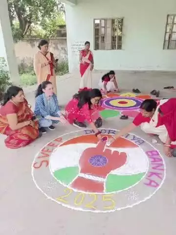 धोरैया: स्वीप कार्यक्रम के तहत धोरैया प्रखंड मुख्यालय में रंगोली बनाकर मतदाताओं को किया गया जागरूक
