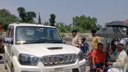 बैरिया: विधायक नारायण प्रसाद और अभियंता की टीम ने नाव से सिंगही तटबंध का किया निरीक्षण