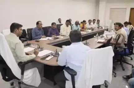 గద్వాల్: వనమహోత్సవ కార్యక్రమంలో కేటాయించిన లక్ష్యాలను పూర్తిస్థాయిలో ప్రణాళిక బద్ధంగా పనిచేయాలి: కలెక్టర్ బీఎం సంతోష్ కుమార్