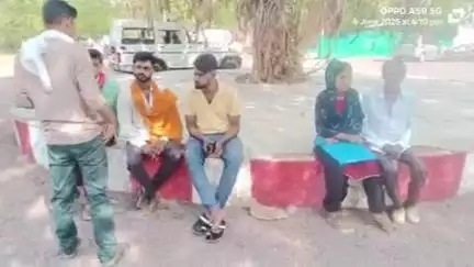 मोहनगढ़: पंचमपुर: बारात लाने से लड़के के इनकार पर पीले हाथ लिए थाने पहुंची बेटी