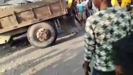 ফালাকাটা: ফালাকাটার ধনীরামপুরে বুধবার বিকেলে ট্রাক্টরের সঙ্গে সংঘর্ষে দুমড়ে গেল ডাম্পার