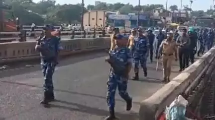 साक्री: आगामी सण-उत्सवाच्या पार्श्वभूमीवर पिंपळनेर शहरातून पोलिसांनी काढला रूट मार्च