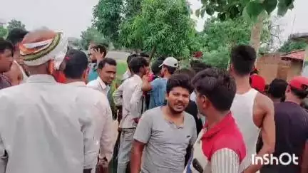 नारायणपुर: नारायणपुर बावन बीघा के पास ग्रामीणों ने गाय चोरी के आरोप में एक व्यक्ति को पकड़कर पुलिस को सौंपा
