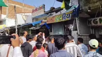 महोबा: मुख्य बाजार में अतिक्रमण हटाओ अभियान चला, व्यापारियों में मचा हड़कंप
