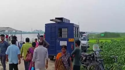 কালীগঞ্জ: পলাশী গঙ্গার ঘাটে ভাগীরথী নদীতে স্নান করতে নেমে তলিয়ে গেল এক যুবক, ডুবুরি নেমে চলছে খোঁজাখুঁজি, পরিবারের শোকের ছায়া
