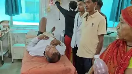 मिर्ज़ापुर: कोटवा पांडे गांव में पेड़ पर चढ़कर आम तोड़ते समय अधेड़ गिरने से हुआ घायल, इलाज जारी