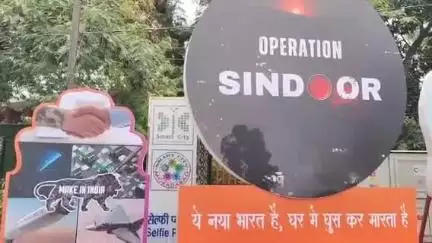 मुरादाबाद: नगर निगम की बड़ी पहल, पीलीकोठी चौराहे पर "ऑपरेशन सिंदूर" के लगाए गए होर्डिंग