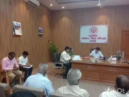 हरदोई: कलेक्ट्रेट ऑफिस में डीएम की अध्यक्षता में हुई विक्टोरिया हॉल ट्रस्ट की बैठक